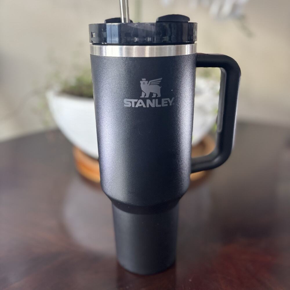 Stanley Quencher H2.0 Flowstate Tumbler 40oz Black – Excellent